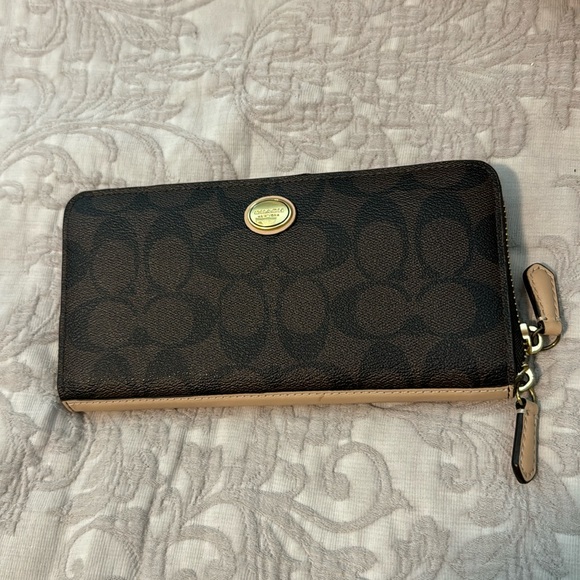EUC COACH PEYTON SIGNATURE ACCORDION ZIP WALLET  F50180 - Picture 1 of 8